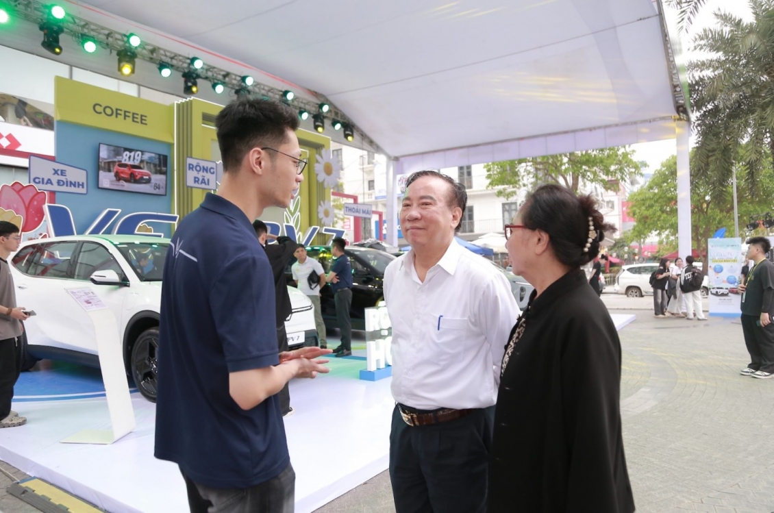 Khách hàng Thanh Hóa bất ngờ với VinFast VF MPV 7: “Hơn cả mong đợi, đúng chất xe gia đình” Khách hàng Thanh Hóa bất ngờ với VinFast VF MPV 7: “Hơn cả mong đợi, đúng chất xe gia đình”