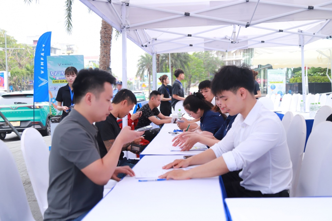 Khách hàng Thanh Hóa bất ngờ với VinFast VF MPV 7: “Hơn cả mong đợi, đúng chất xe gia đình” Khách hàng Thanh Hóa bất ngờ với VinFast VF MPV 7: “Hơn cả mong đợi, đúng chất xe gia đình”