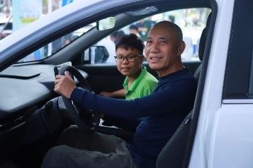 Khách hàng Thanh Hóa bất ngờ với VinFast VF MPV 7: “Hơn cả mong đợi, đúng chất xe gia đình” Khách hàng Thanh Hóa bất ngờ với VinFast VF MPV 7: “Hơn cả mong đợi, đúng chất xe gia đình”