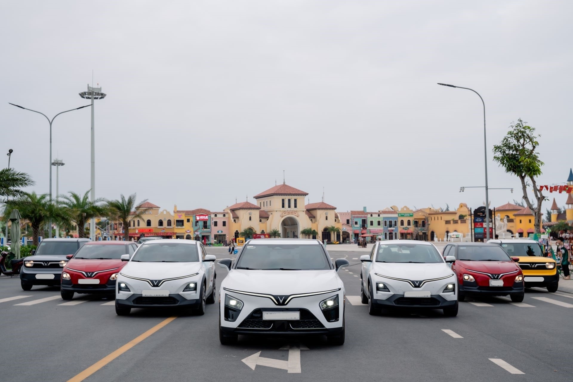 VinFast bùng nổ doanh số, bán hơn 27.000 ô tô điện trong tháng