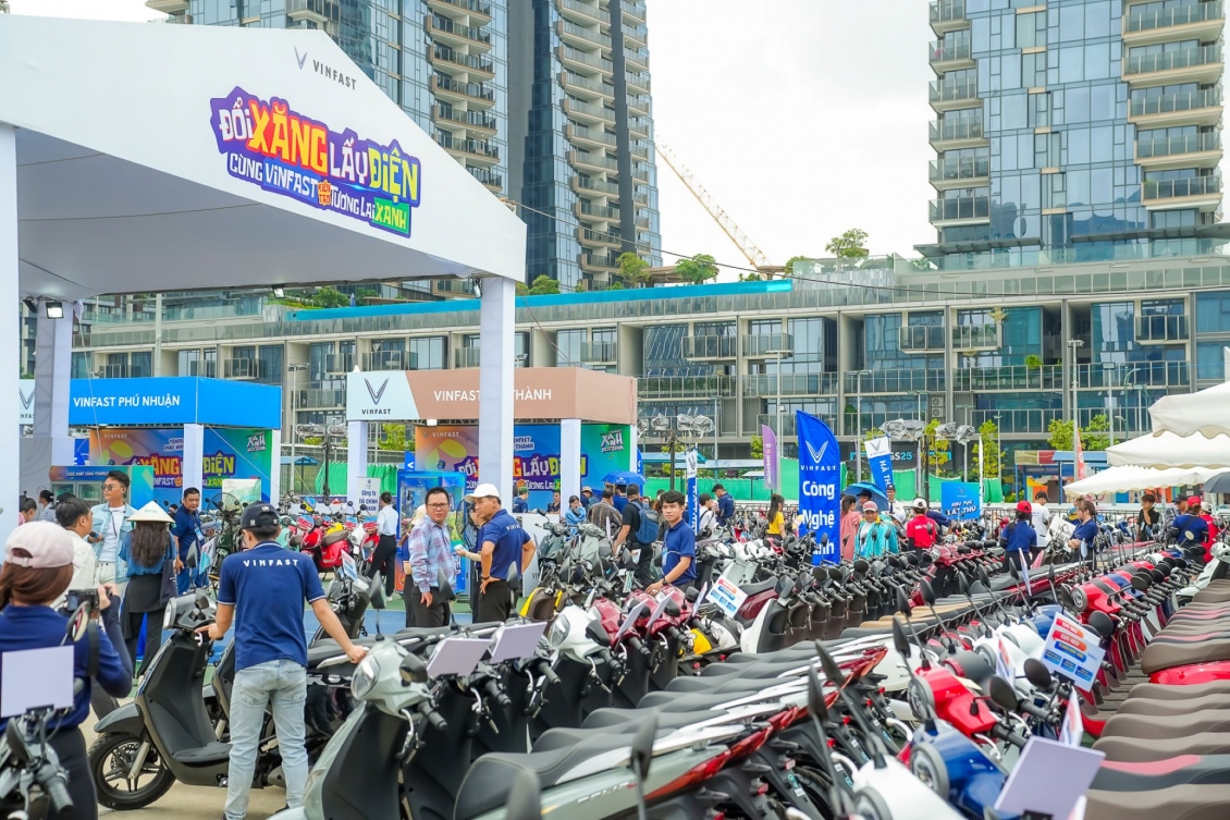 Chuỗi sự kiện “Đổi xăng lấy điện” của VinFast đưa xe máy điện tới gần hơn với người dùng