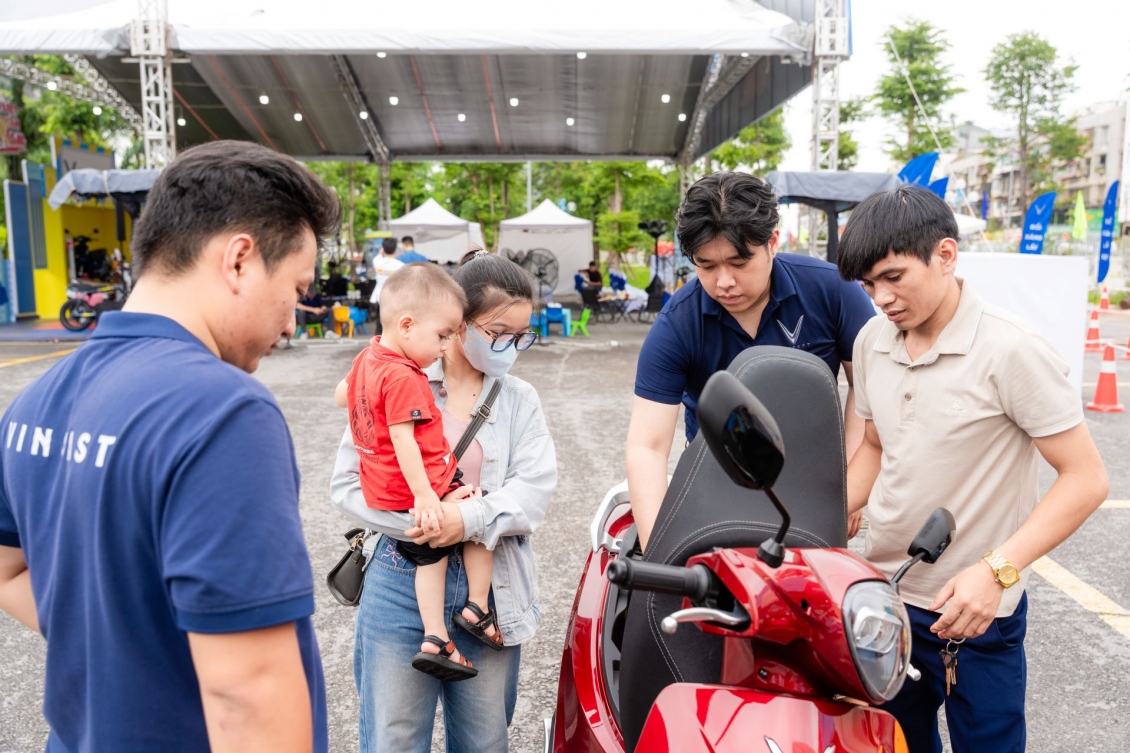 Chuỗi sự kiện “Đổi xăng lấy điện” của VinFast đưa xe máy điện tới gần hơn với người dùng Chuỗi sự kiện “Đổi xăng lấy điện” của VinFast đưa xe máy điện tới gần hơn với người dùng