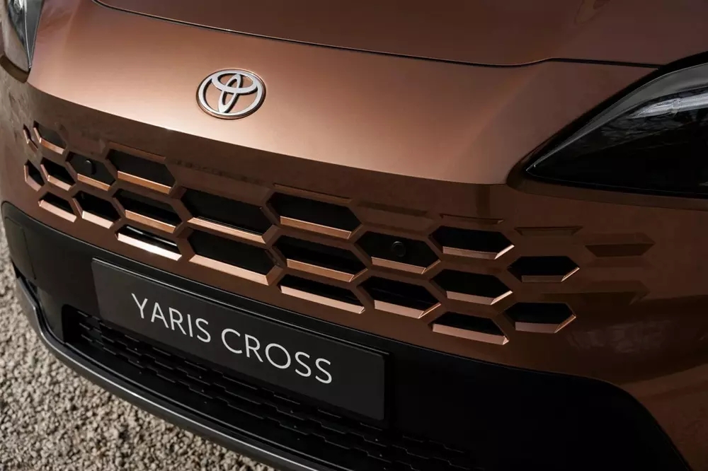 Toyota Yaris Cross 2026 ra mắt với lưới tản nhiệt như Lexus RX, chỉ dùng động cơ hybrid