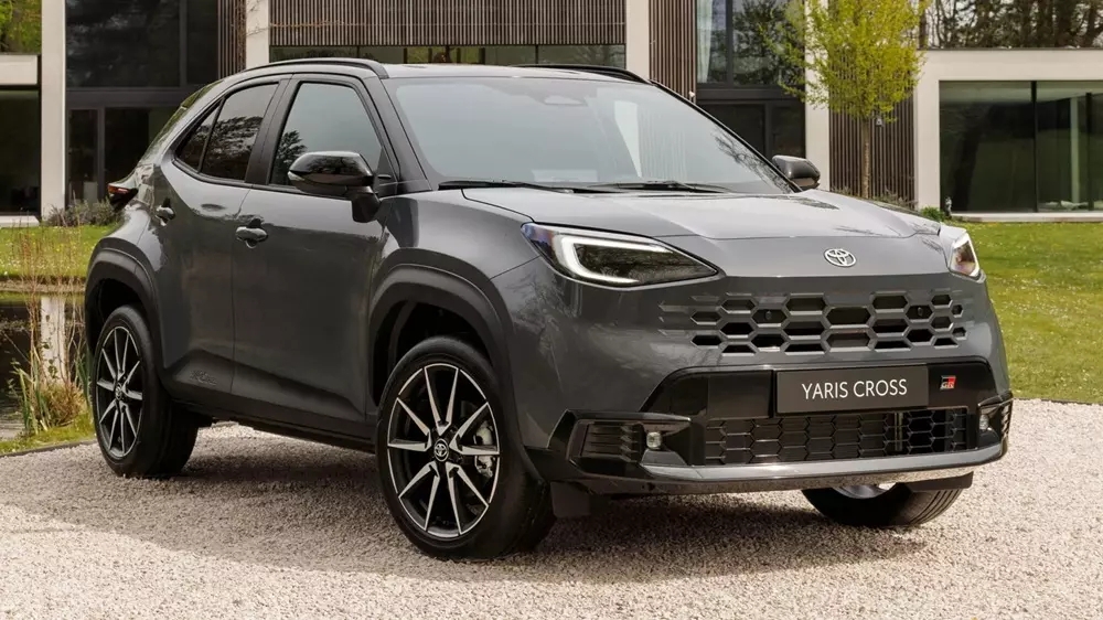 Toyota Yaris Cross 2026 ra mắt với lưới tản nhiệt như Lexus RX, chỉ dùng động cơ hybrid