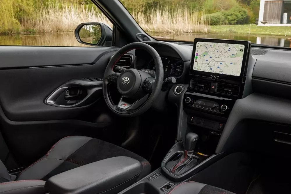 Toyota Yaris Cross 2026 ra mắt với lưới tản nhiệt như Lexus RX, chỉ dùng động cơ hybrid