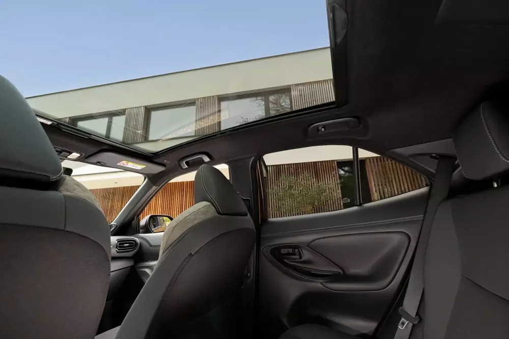 Toyota Yaris Cross 2026 ra mắt với lưới tản nhiệt như Lexus RX, chỉ dùng động cơ hybrid