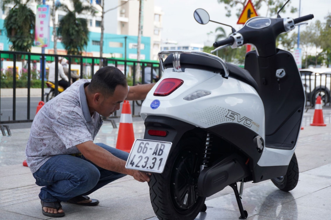 Người dân chốt đơn liền tay xe máy điện VinFast tại sự kiện “Đổi xăng lấy điện”