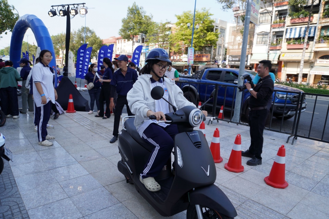 Người dân chốt đơn liền tay xe máy điện VinFast tại sự kiện “Đổi xăng lấy điện”