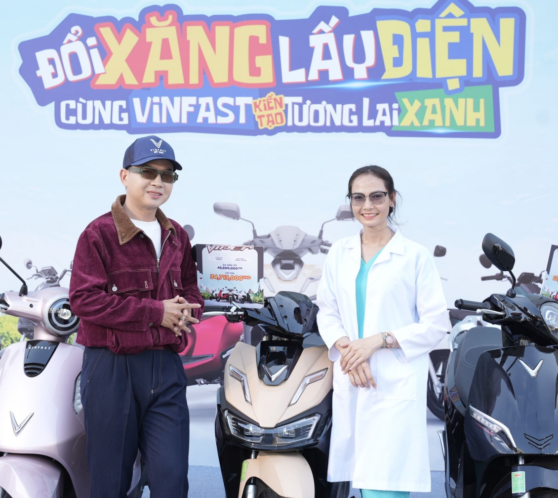 Người dân chốt đơn liền tay xe máy điện VinFast tại sự kiện “Đổi xăng lấy điện”