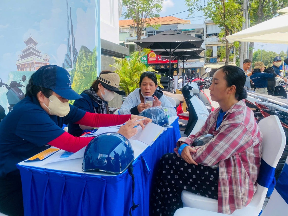 Người dân chốt đơn liền tay xe máy điện VinFast tại sự kiện “Đổi xăng lấy điện”