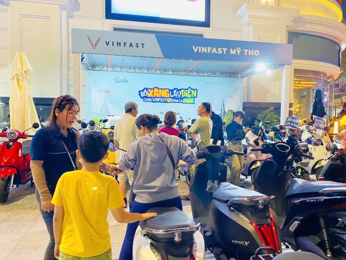 Người dân chốt đơn liền tay xe máy điện VinFast tại sự kiện “Đổi xăng lấy điện”