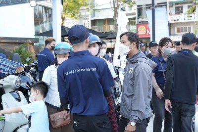 Người dân chốt đơn liền tay xe máy điện VinFast tại sự kiện “Đổi xăng lấy điện”