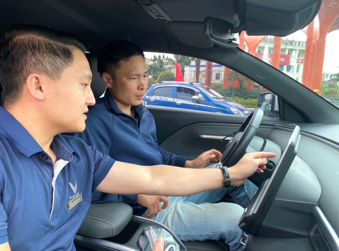 Người dân Hà Tĩnh ấn tượng với khả năng vận hành của xe điện sau trải nghiệm với VinFast VF 6