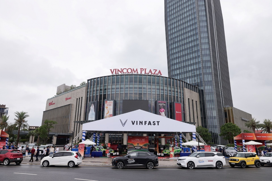 Người dân Hà Tĩnh ấn tượng với khả năng vận hành của xe điện sau trải nghiệm với VinFast VF 6