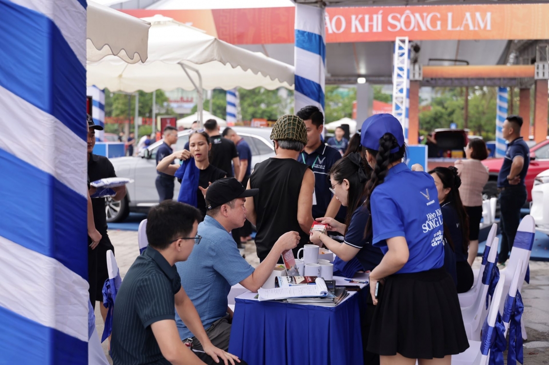 Người dân Hà Tĩnh ấn tượng với khả năng vận hành của xe điện sau trải nghiệm với VinFast VF 6