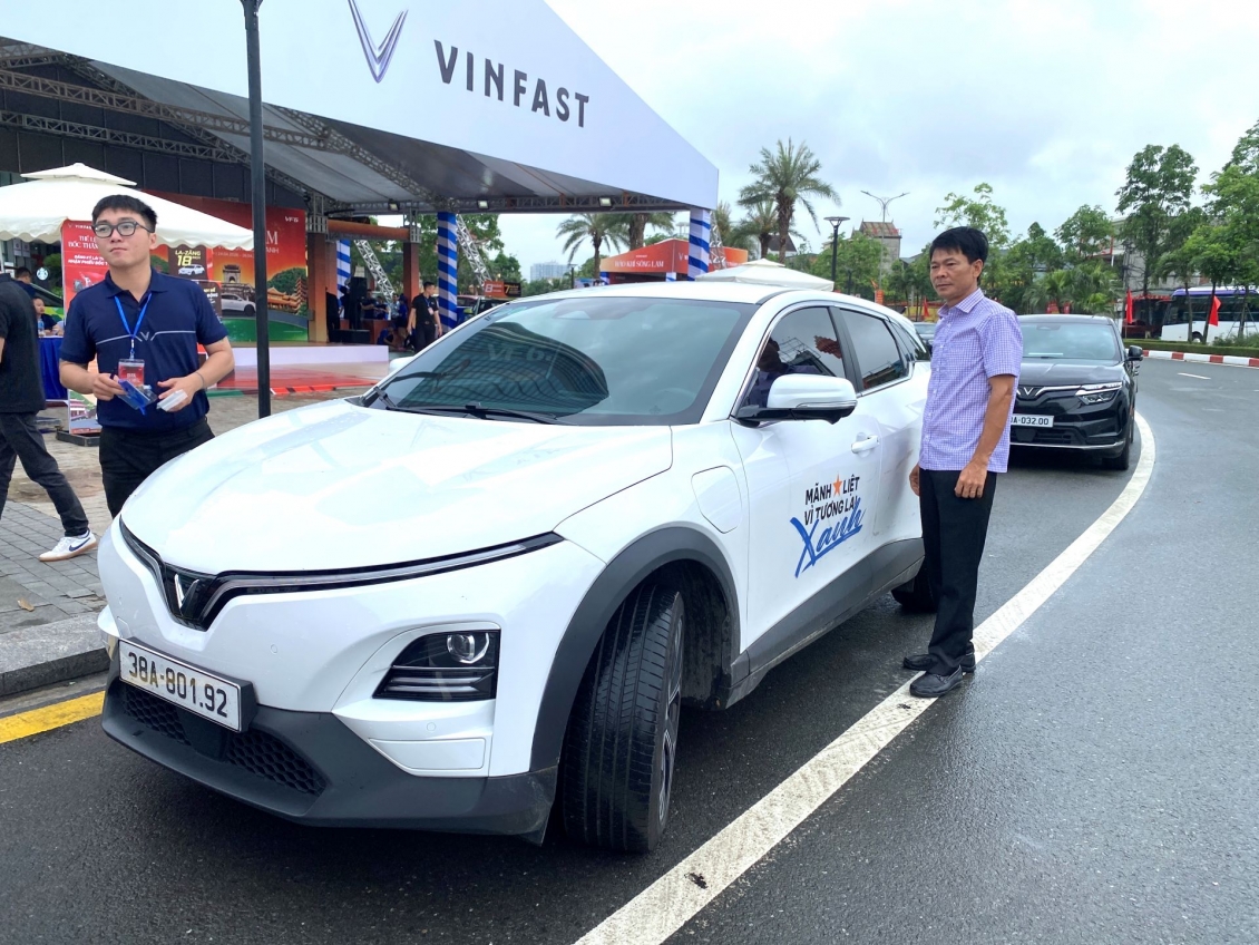 Người dân Hà Tĩnh ấn tượng với khả năng vận hành của xe điện sau trải nghiệm với VinFast VF 6