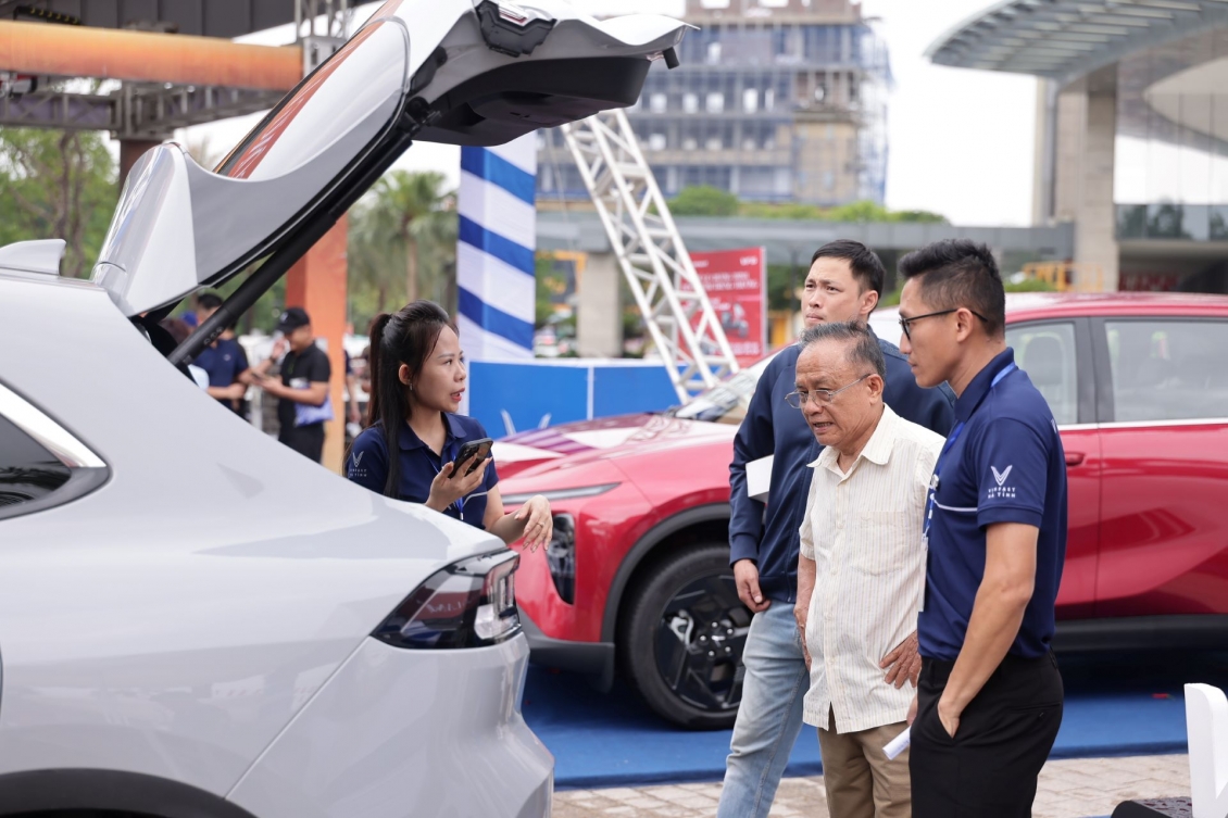 Người dân Hà Tĩnh ấn tượng với khả năng vận hành của xe điện sau trải nghiệm với VinFast VF 6