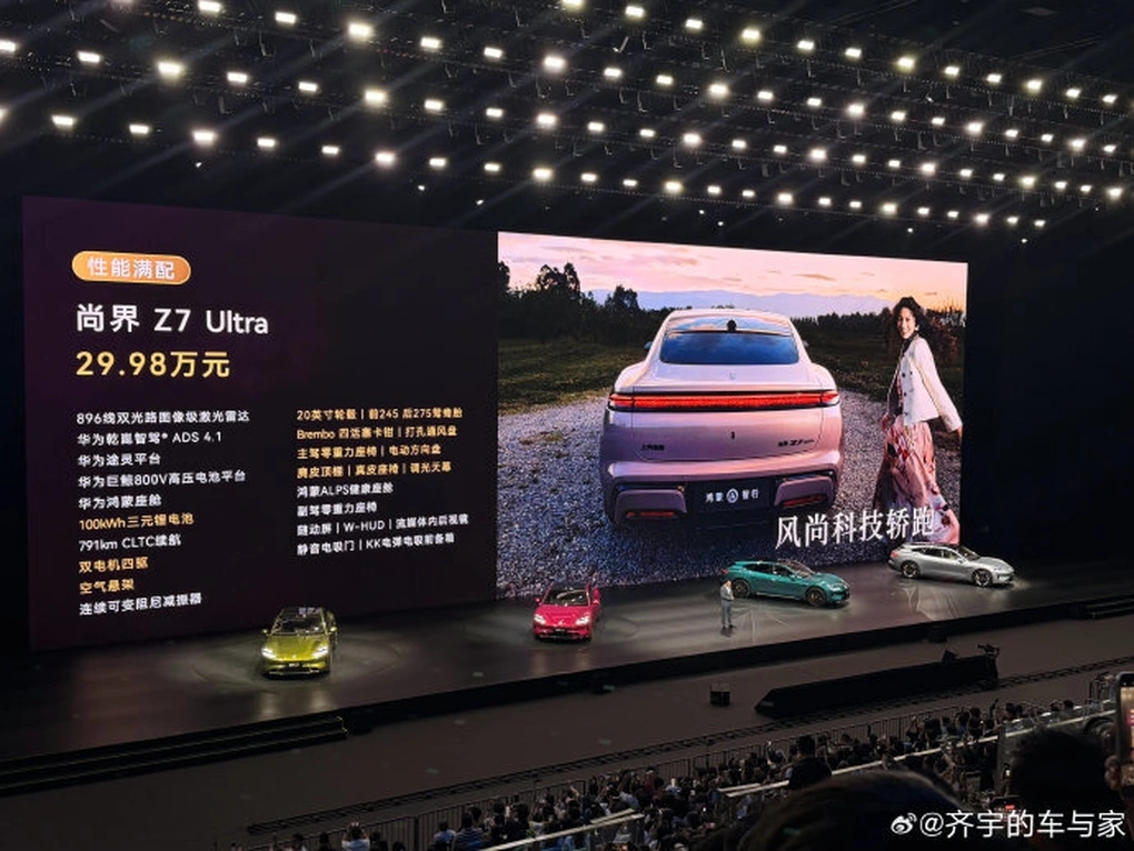 Xe điện Trung Quốc nằm bất động trên sân khấu trong lễ ra mắt