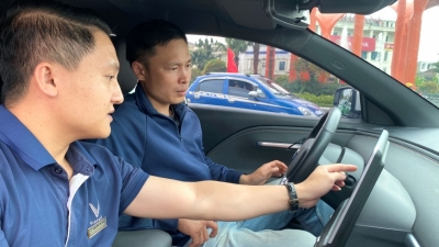 Người dân Hà Tĩnh ấn tượng với khả năng vận hành của xe điện sau trải nghiệm với VinFast VF 6