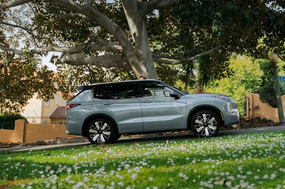 Vén màn Mitsubishi Outlander 2026 với động cơ hybrid mới