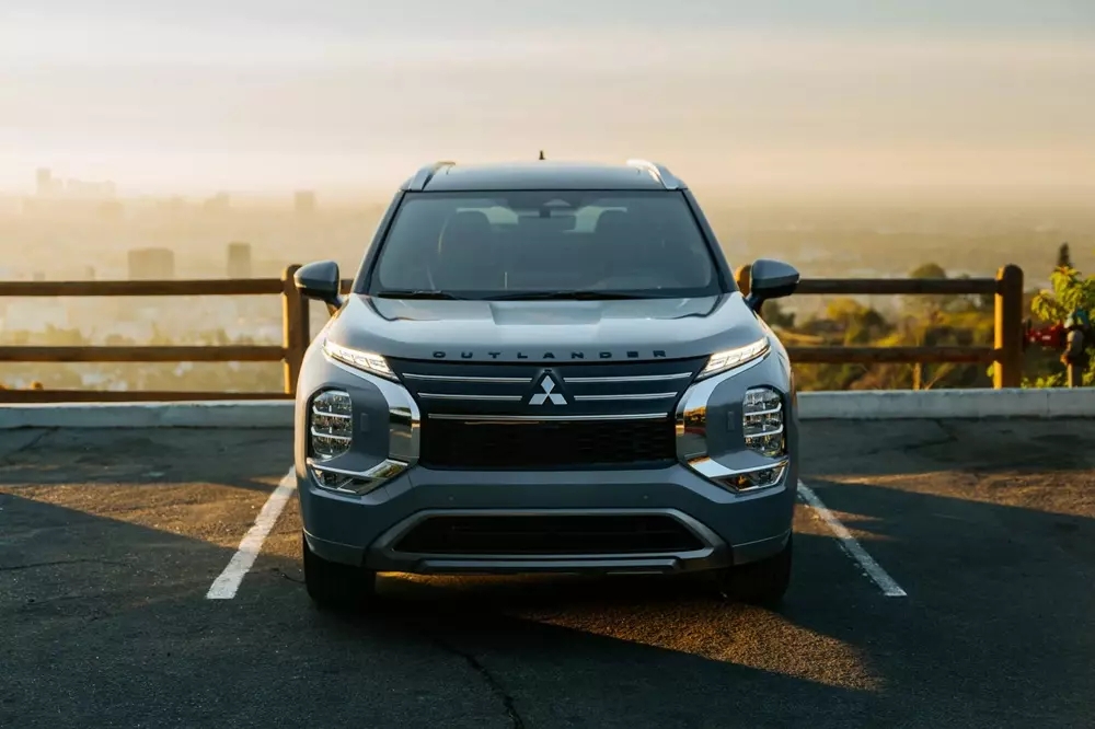 Vén màn Mitsubishi Outlander 2026 với động cơ hybrid mới