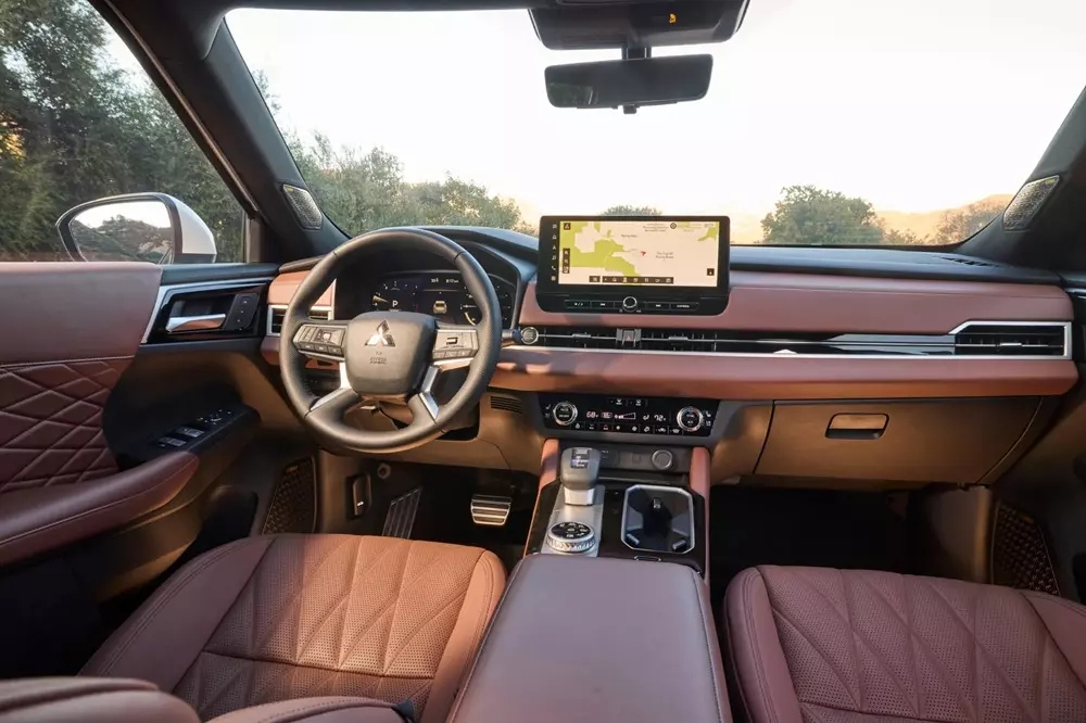 Vén màn Mitsubishi Outlander 2026 với động cơ hybrid mới