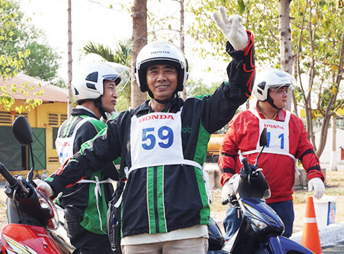 grabbike bat tay voi honda viet nam day lai xe may an toan