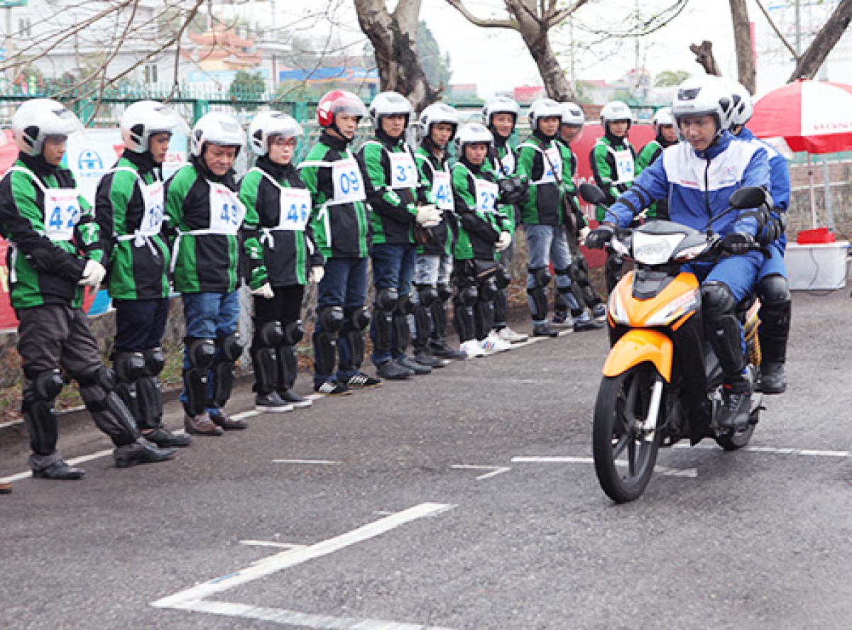 grabbike bat tay voi honda viet nam day lai xe may an toan
