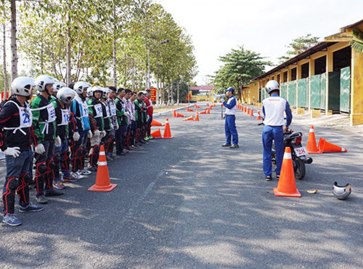 grabbike bat tay voi honda viet nam day lai xe may an toan