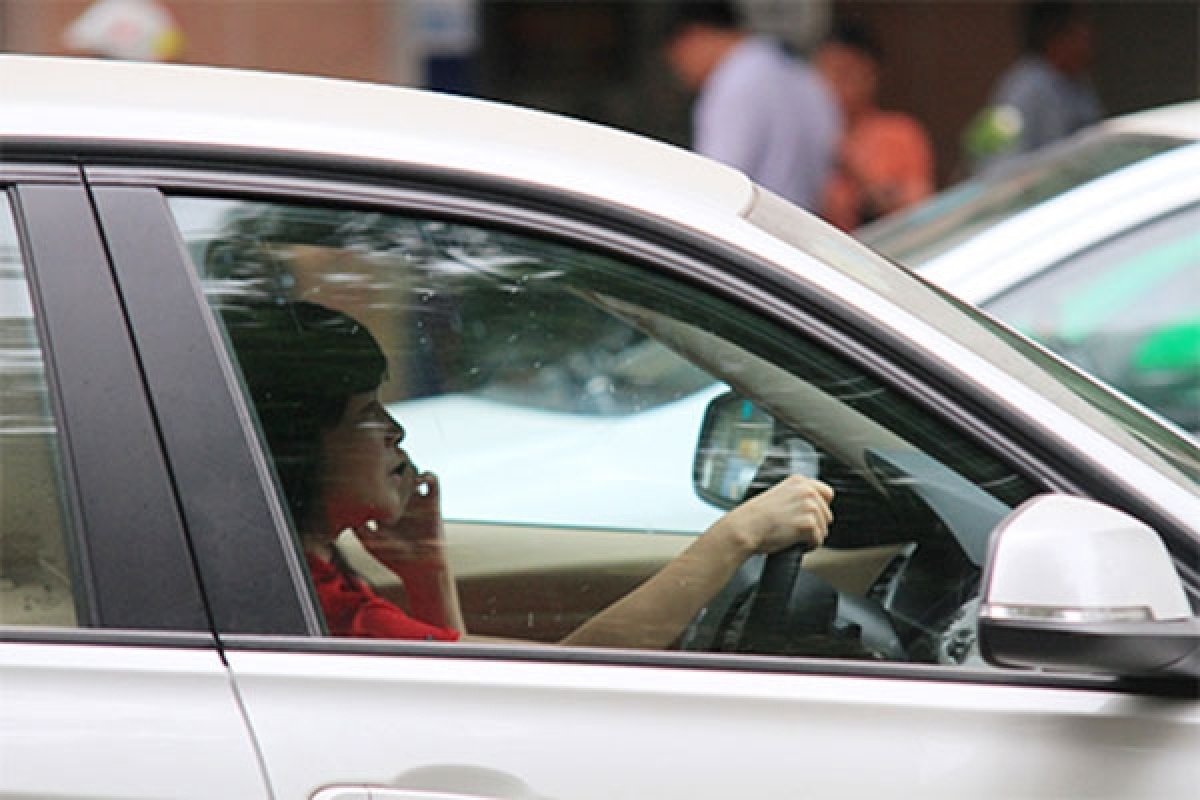 Lái xe sử dụng điện thoại năm 2021 bị phạt thế nào ?