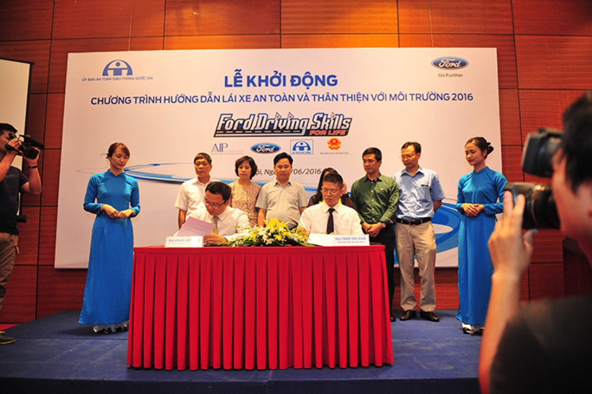 ford viet nam khoi dong chuong trinh lai xe an toan 2016