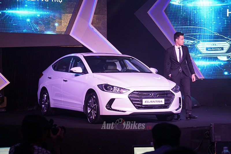 hyundai elantra 2016 gia tu 615 trieu tai viet nam