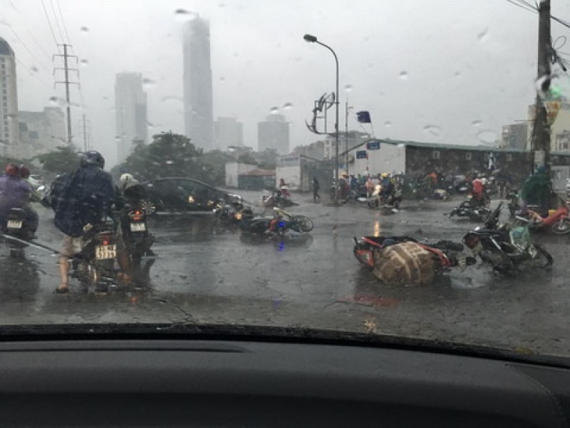 Xe máy đổ dạt trên phố do bão