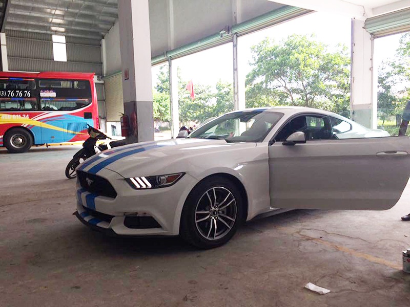 ngua hoang ford mustang ecoboost 2016 dau tien ve hue