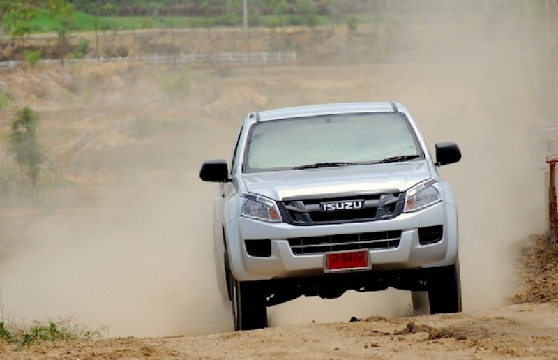 Lật đổ ngai vàng: Mitsubishi Triton tạo cú sốc lịch sử trước Ford Ranger trong tháng 8
