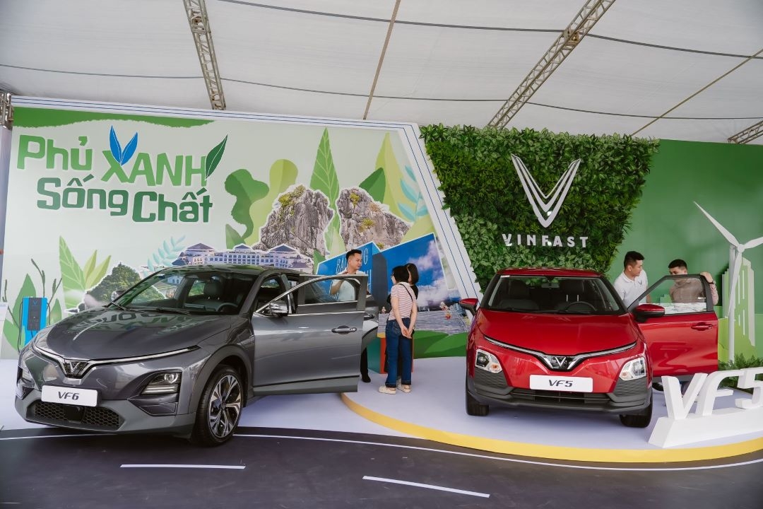 Chọn VF 5 màu đỏ để chở khách cho may mắn, chủ xe không ngờ được nhận thêm chiếc VF 6 Chọn VF 5 màu đỏ để chở khách cho may mắn, chủ xe không ngờ được nhận thêm chiếc VF 6