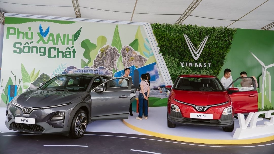 Chọn VF 5 màu đỏ để chở khách cho may mắn, chủ xe không ngờ được nhận thêm chiếc VF 6