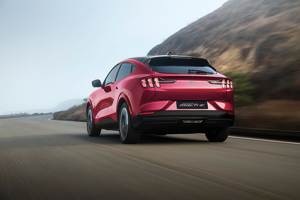 Ford mạnh tay ưu đãi tháng 9: Hỗ trợ 100% lệ phí trước bạ, quà tặng tới 130 triệu đồng