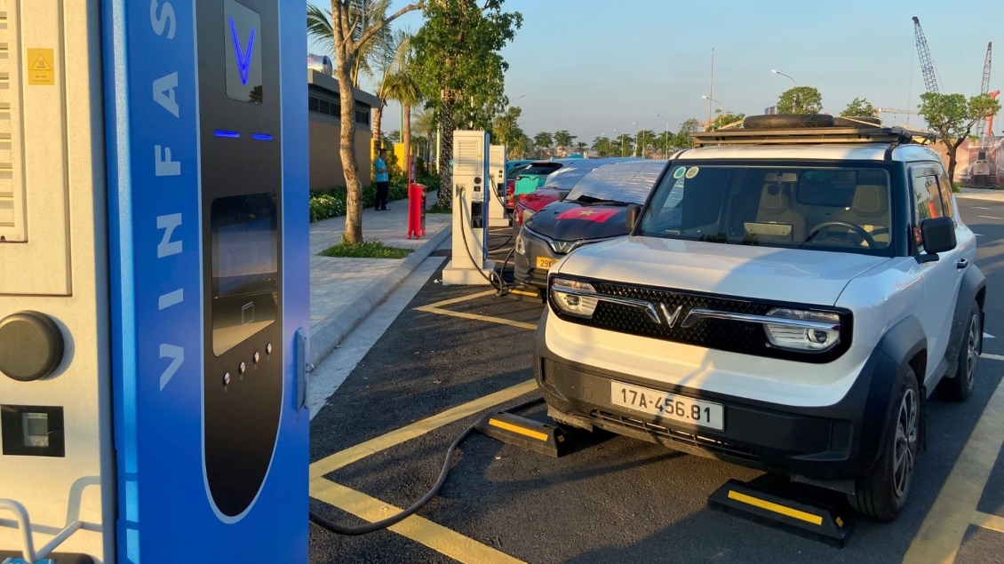 Có gì bên trong trạm sạc V-Green lớn nhất cả nước?