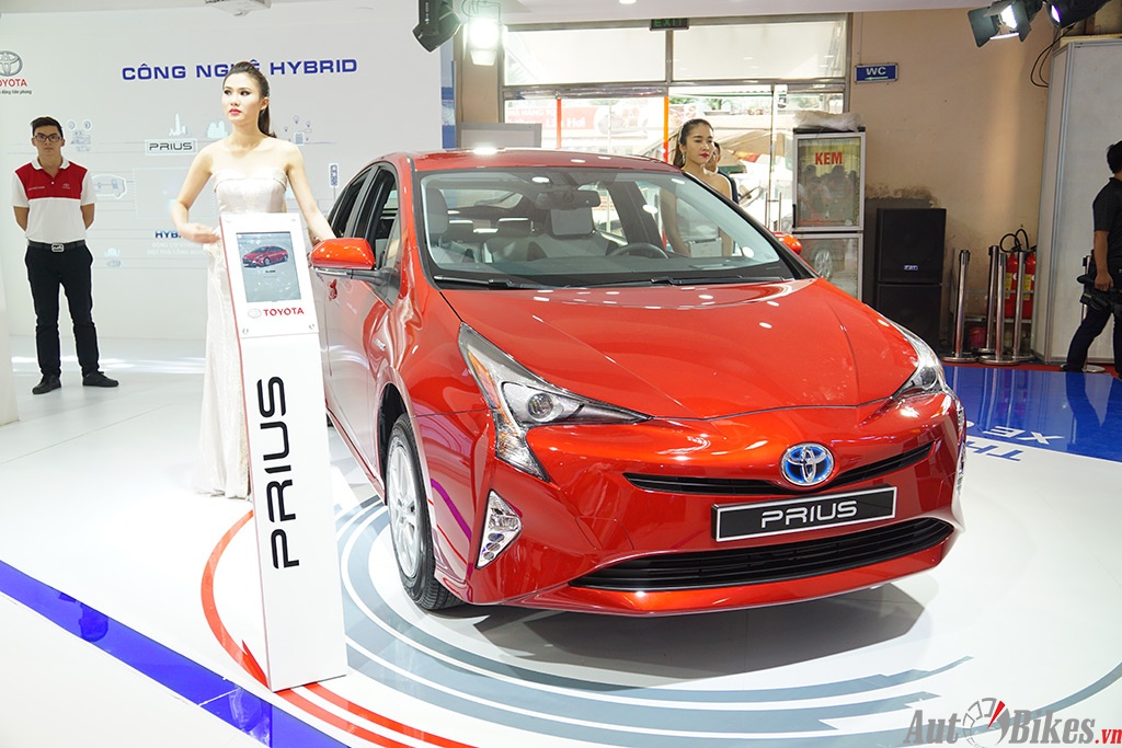 Xe Toyota Prius tiêu thụ 2,5 lít/100 km sắp bán tại Việt Nam