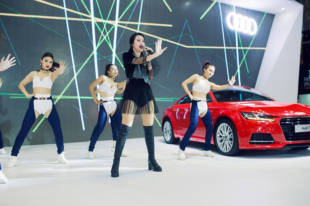 Đông Nhi khuấy động gian trưng bày Audi