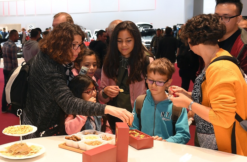 Khách quốc tế đổ xô đến xem xe VinFast