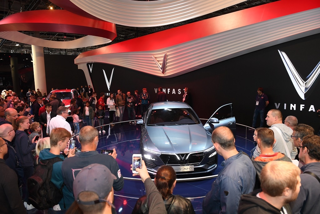 Khách quốc tế đổ xô đến xem xe VinFast