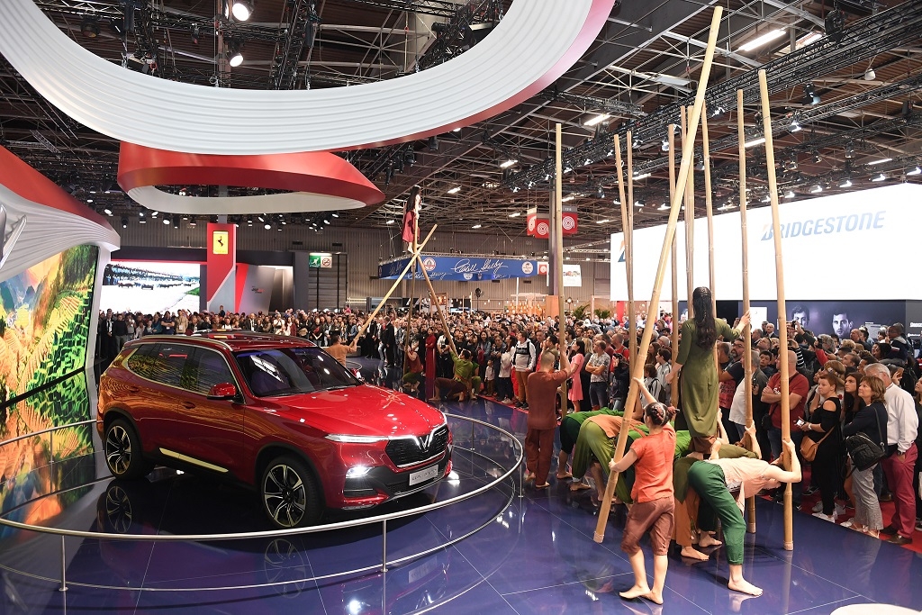 Khách quốc tế đổ xô đến xem xe VinFast