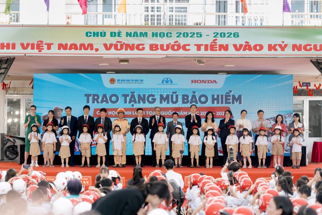 Honda Việt Nam trao tặng 1,8 triệu mũ bảo hiểm cho học sinh lớp Một Honda Việt Nam trao tặng 1,8 triệu mũ bảo hiểm cho học sinh lớp Một