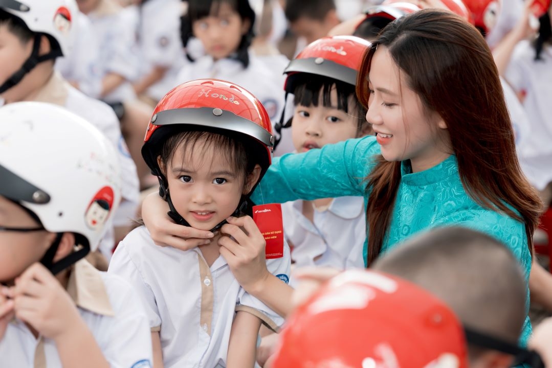 Honda Việt Nam trao tặng 1,8 triệu mũ bảo hiểm cho học sinh lớp Một Honda Việt Nam trao tặng 1,8 triệu mũ bảo hiểm cho học sinh lớp Một