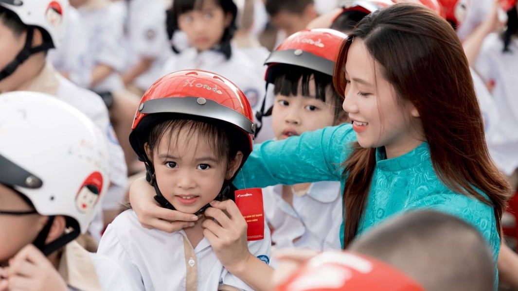 Honda Việt Nam trao tặng 1,8 triệu mũ bảo hiểm cho học sinh lớp Một