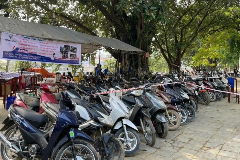 Hàng trăm xe máy hỏng la liệt sau lũ ở Hà Giang, 50 thợ sửa miễn phí