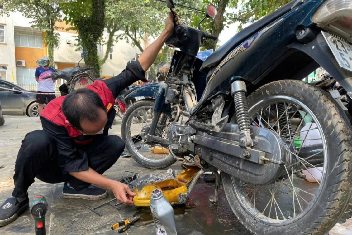 Hàng trăm xe máy hỏng la liệt sau lũ ở Hà Giang, 50 thợ sửa miễn phí