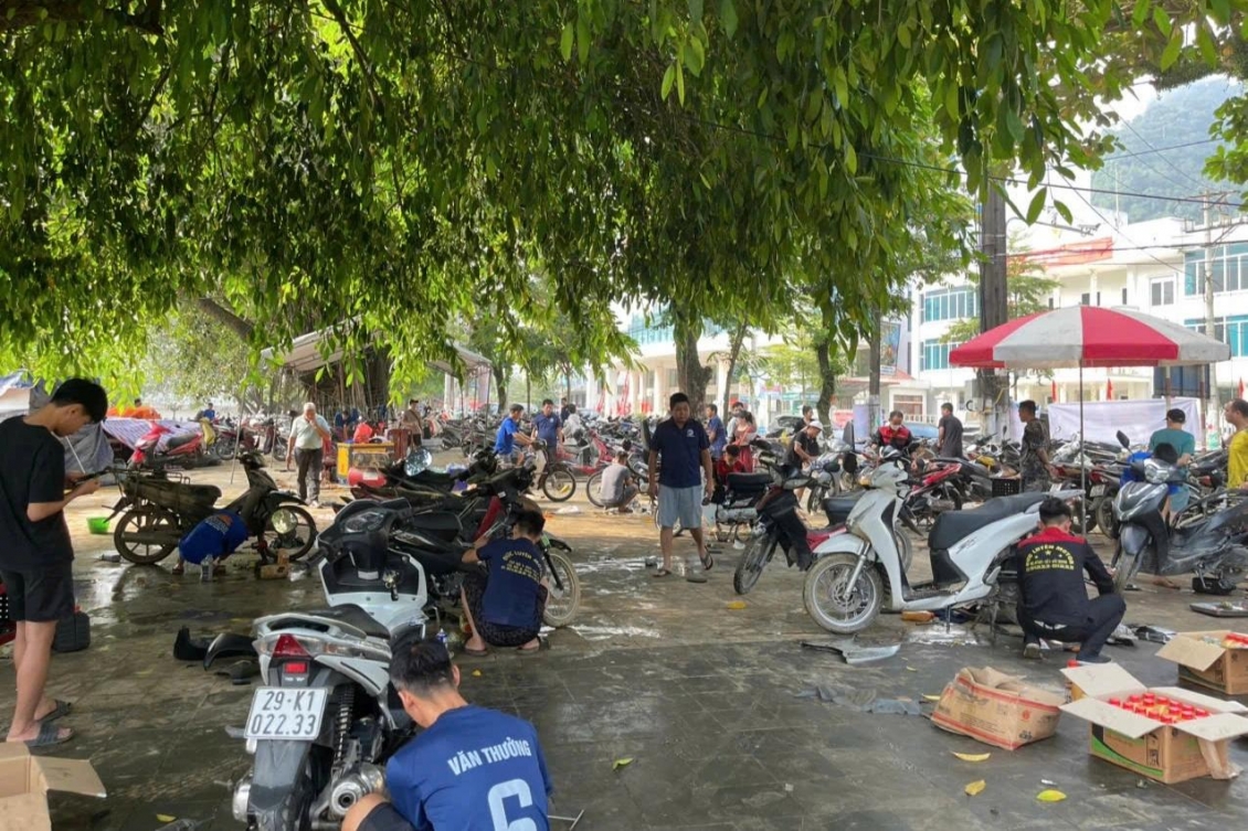 Hàng trăm xe máy hỏng la liệt sau lũ ở Hà Giang, 50 thợ sửa miễn phí